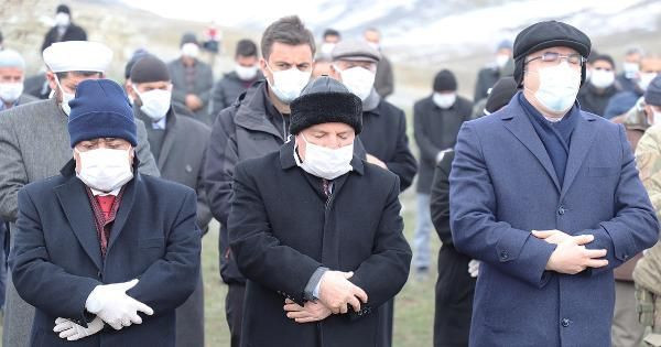 Rektörün babası öldü cenaze namazında herkese maske ve eldiven dağıtıldı - Resim: 1