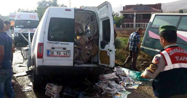 Kayseri'de feci kaza! Araçlar hurdaya döndü - Resim: 3