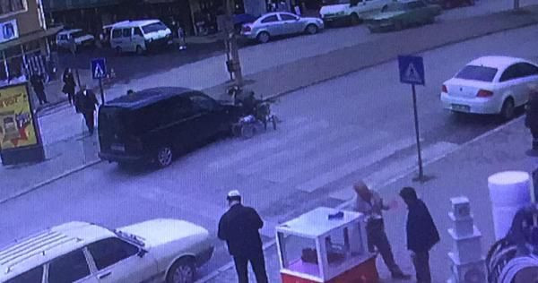 Karabük'te yaya geçidini kullanan engelliye otomobil çarptı - Resim: 2