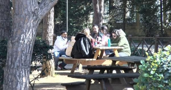 Sanki kısıtlama yokmuş gibi! Kadıköy'de güneşi gören kendini sokağa attı - Resim: 2