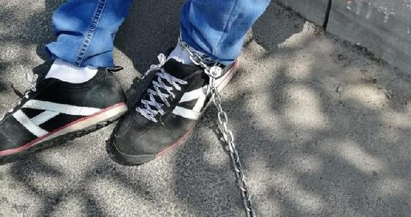 Ukrayna'da taksici parası olmayan müşteriyi ayağından zincirleyip bodruma hapsetti - Resim: 0