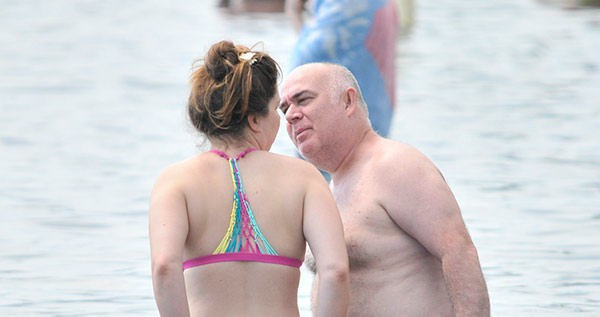 Oyuncu Güven Kıraç ile eşi denizde aşk tazelediler - Resim: 3