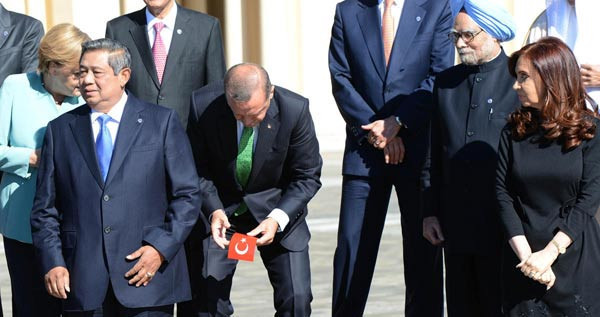 Erdoğan yerden alıp cebine koydu - Resim: 2