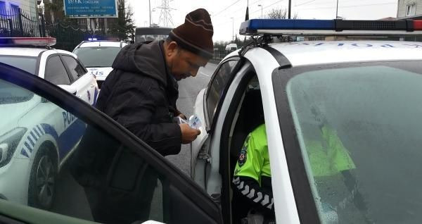 Sultangazi'de ayakta yolcu taşıyan minibüsten çıkan iki kişi dikkat çekti - Resim: 2