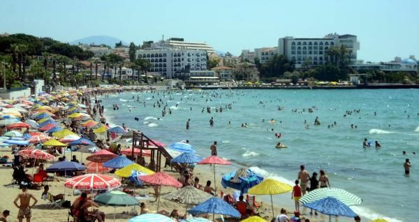 Aydın Kuşadası'nda plajlardaki yoğunluktan sosyal mesafe kalmadı - Resim: 2
