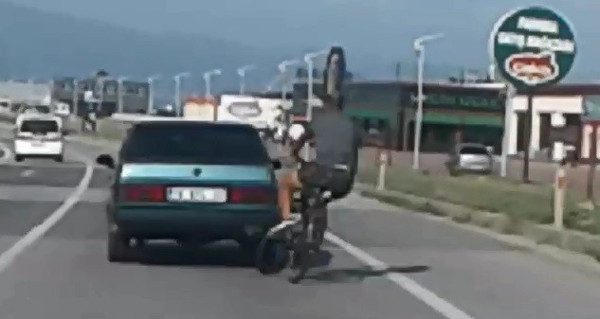 Bursa'da yok artık dedirten olay! arabaya tutunan bisiklet sürücüsünü ölüm böyle teğet geçti - Resim: 0