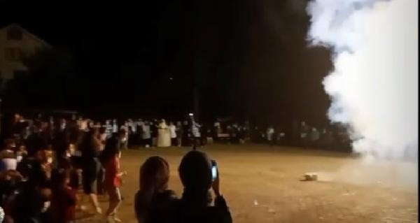 Köy meydanındaki düğünde magandalar sahneye çıktı - Resim: 0