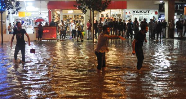 Sağanak yağış Denizli'de hayatı felç etti - Resim: 4