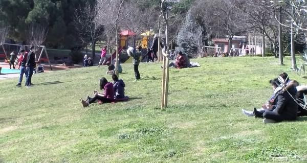 Sanki kısıtlama yokmuş gibi! Kadıköy'de güneşi gören kendini sokağa attı - Resim: 1