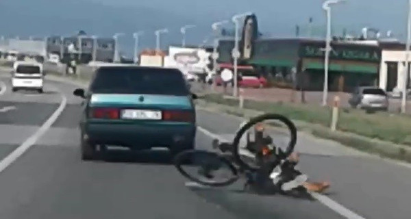 Bursa'da yok artık dedirten olay! arabaya tutunan bisiklet sürücüsünü ölüm böyle teğet geçti - Resim: 1