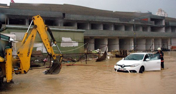 İstanbul'da yağmur hayatı felç etti - Resim: 2