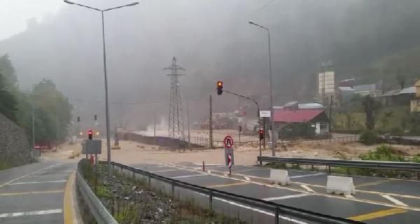 Artvin sele teslim oldu! Dereler taştı karayolları su altında kaldı - Resim: 1