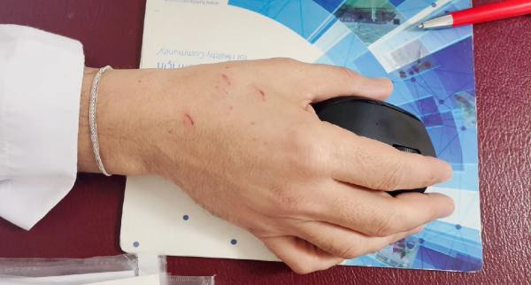 Doktora kolonya şişeli saldırı! "Ne biçim doktorsun" - Resim: 1