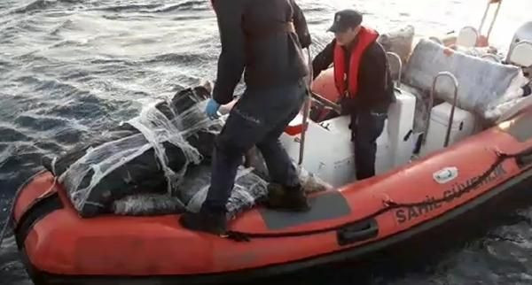 Balıkesir'de 1 tonluk uyuşturucu tekneyi batırdı - Resim: 2