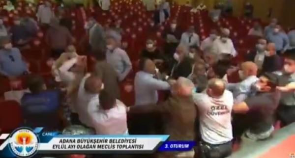 Adana Büyükşehir Belediyesi Meclisi'nde yumruklu kavga! MHP'li Mustafa Şahin Gökçe darbedildi - Resim: 2