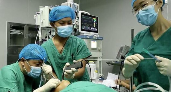 Nefes darlığı yaşıyordu! Çocuğun boğazından canlı canlı çıkardılar - Resim: 0