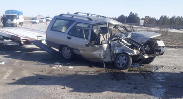 Sivas'ta korkunç kaza! Beton mikseriyle çarpıştı araç bu halde geldi - Resim: 0