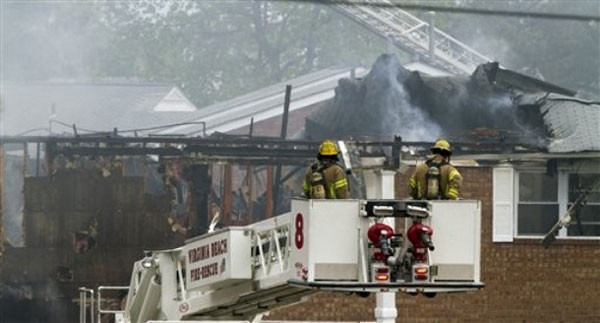 Savaş uçağı evlerin üzerine çakıldı! - Resim: 4