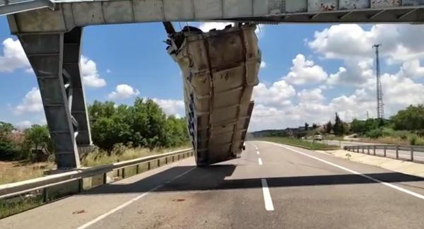 Tekirdağ'da kamyonun açık unutulan damperi üst geçide çarptı - Resim: 0