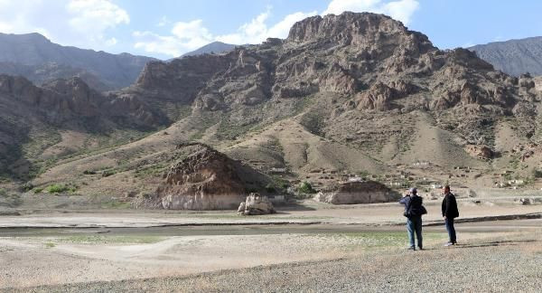 Sular çekilince ortaya çıktı! Erzurum'da gören telefona sarıldı: İnanılır gibi değil - Resim: 2
