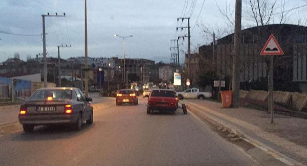 Tekerleği dışarıda ilerleyen otomobil şaşkınlık yarattı! - Resim: 2