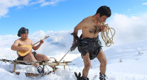 Marketlerde poşet yasağına kar üstünde çıplak çıplak türkü ile destek - Resim: 2