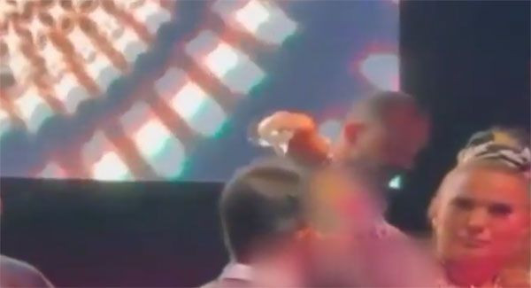 Demet Akalın'ın şampanya şovunun perde arkası ortaya çıktı! Garsonun açıklamaları herkesi şaşkına çevirdi - Resim: 2