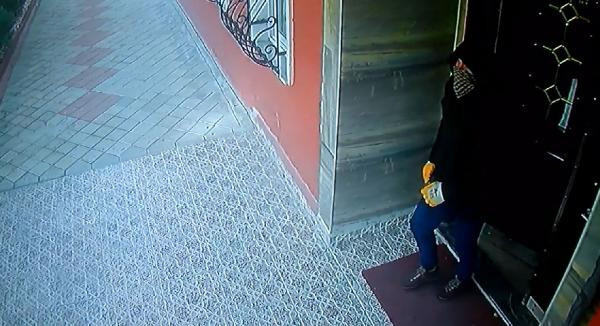 Zile basıp binaya girdi 30 bin liralık altın çaldı - Resim: 2