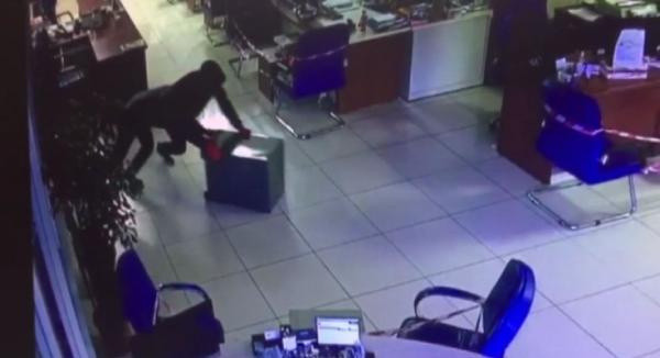 Pes dedirten hırsızlık! Başakşehir'de çelik kasayı sürükleyerek çaldılar - Resim: 0