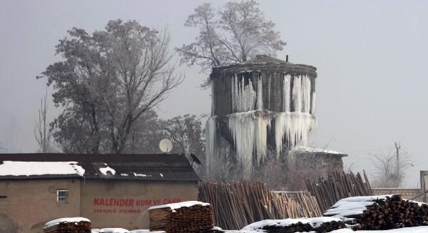 Sıcaklık -25 dereceye düştü! 5 metrelik buz sarkıtları oluştu: Ağrı'da hayat durdu - Resim: 3