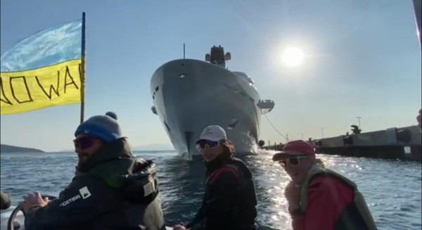 Putin'in dostu Roman Abramoviç'e Türkiye'de protesto şoku! Sahil güvenlik harekete geçti - Resim: 1