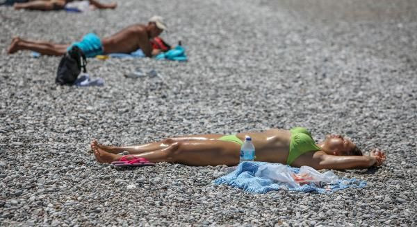 Turistler sıcak havanın tadını çıkardı! Antalya'da sahillere akın ettiler - Resim: 4