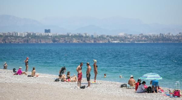 Turistler sıcak havanın tadını çıkardı! Antalya'da sahillere akın ettiler - Resim: 2