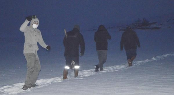 Sıcaklık -25 dereceye düştü! 5 metrelik buz sarkıtları oluştu: Ağrı'da hayat durdu - Resim: 4