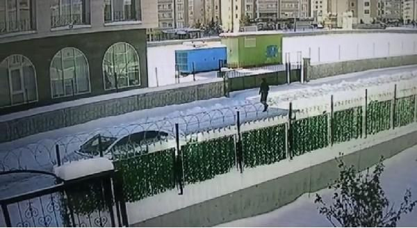 Olay yeri Diyarbakır! Yolda yürürken kamyonetin açılan kapısı çarptı neye uğradığını şaşırdı - Resim: 1