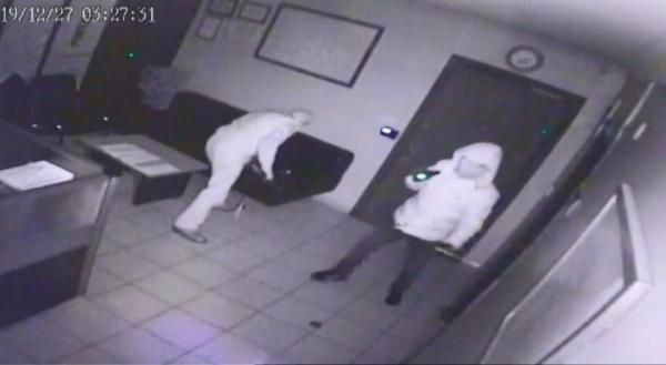 2'inci kattan düşen, tuvalet penceresinden kaçmaya çalışan hırsızlık şüphelileri kamerada - Resim: 2