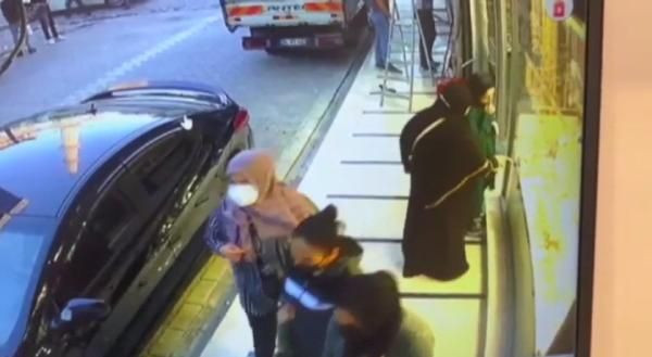 Fatih'te Suriye uyruklu kadının altınları çalındı! Etrafını sarmışlar! - Resim: 4