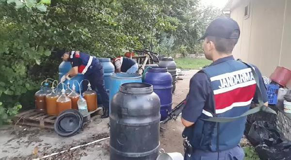 Evde ürettiği 760 litre sahte içkiyle yakalandı - Resim: 0