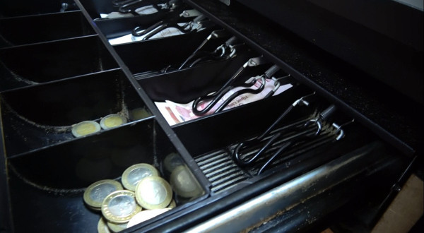 Sultangazi'de akılalmaz hırsızlık! Utanmasa çayını demleyip oturacak - Resim: 2