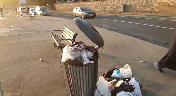 Bu kadar da olmaz! İdrarlarını pet şişelere yapıp bakın ne yaptılar - Resim: 0