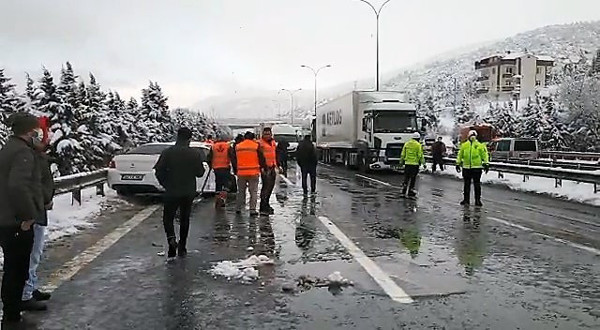 Kocaeli'de TEM Otoyolu'nda 8 araç birbirine girdi! Trafik kilitlendi - Resim: 0