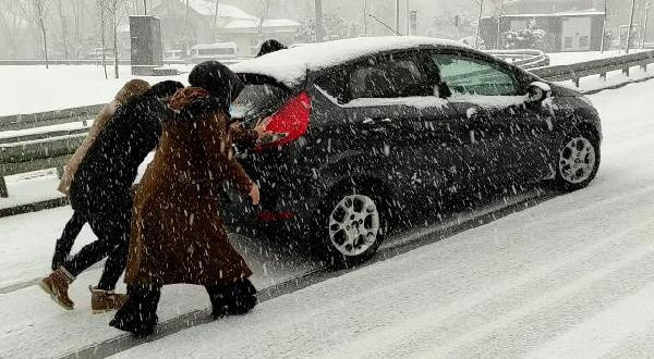 İstanbul'da trafik yoğunluğu yüzde 70'i geçti! Araçlar yollarda kaldı - Resim: 1