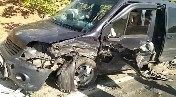 Siirt'te feci kaza! İki araç kafa kafaya çarpıştı: Yaralılar var - Resim: 0