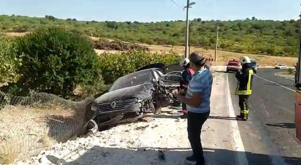 Siirt'te feci kaza! İki araç kafa kafaya çarpıştı: Yaralılar var - Resim: 1