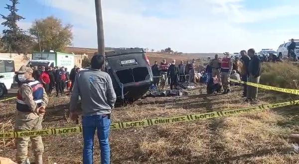 Şanlıurfa'da feci kaza! Kamyonetle hafif ticari araç çarpıştı; anne ve 3 çocuğu öldü - Resim: 0