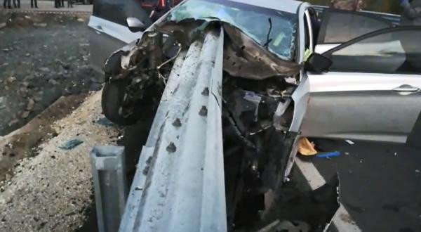 Bariyer otomobile ok gibi saplandı: Ölü ve yaralılar var! - Resim: 1