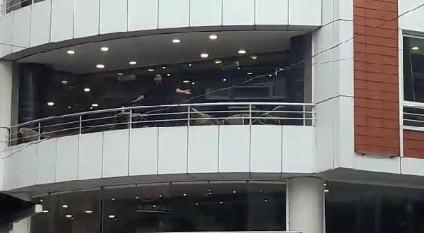 Silahla kafeteryayı bastı: Bakan Soylu arayıp ikna etti! - Resim: 2