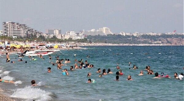 Antalya'da turistler plajlara akın etti! Denizin keyfini çıkardılar - Resim: 2