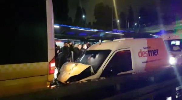 Metrobüs yolunda kaza: Seferler yapılamadı! - Resim: 2