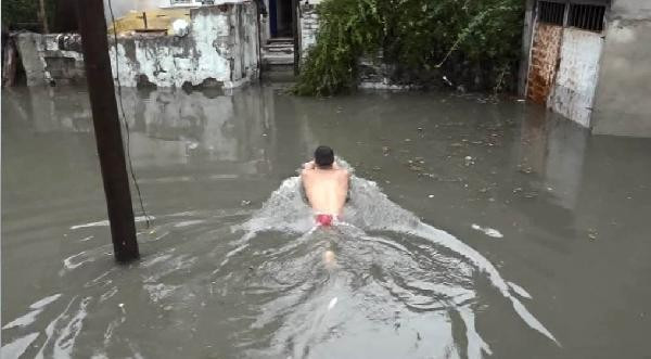 Olay görüntü! Evine yüzerek girdi  - Resim: 2